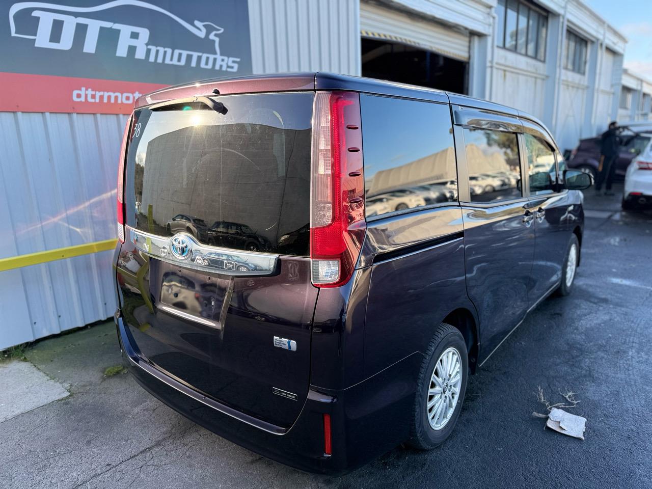 2015 Toyota Noah HYBRID X Carousel 11