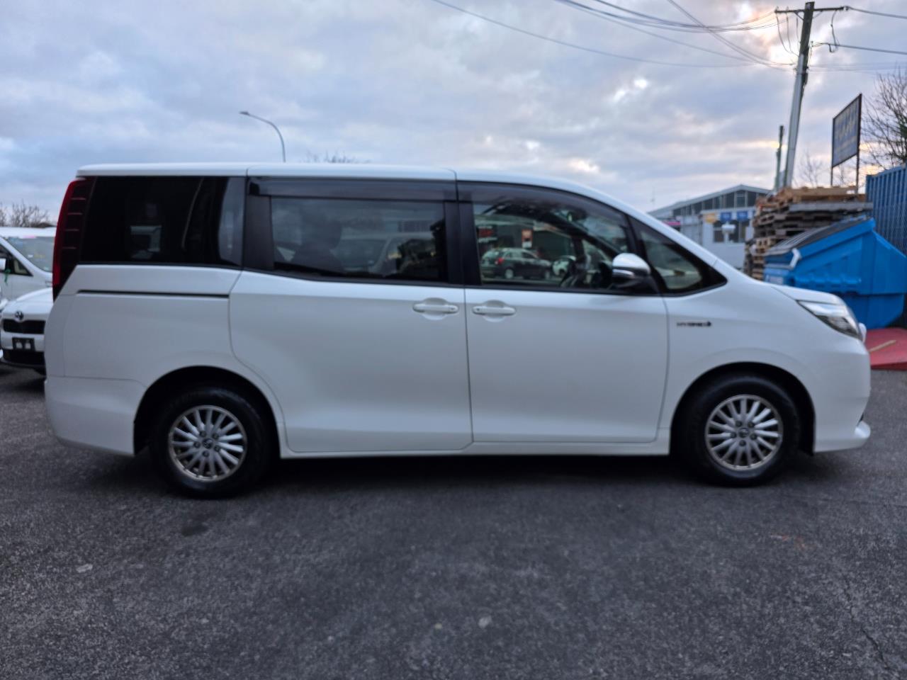 2014 Toyota Noah Hybrid 7 Seaters with Reversing Camera, Parking Sensors ! Carousel 12