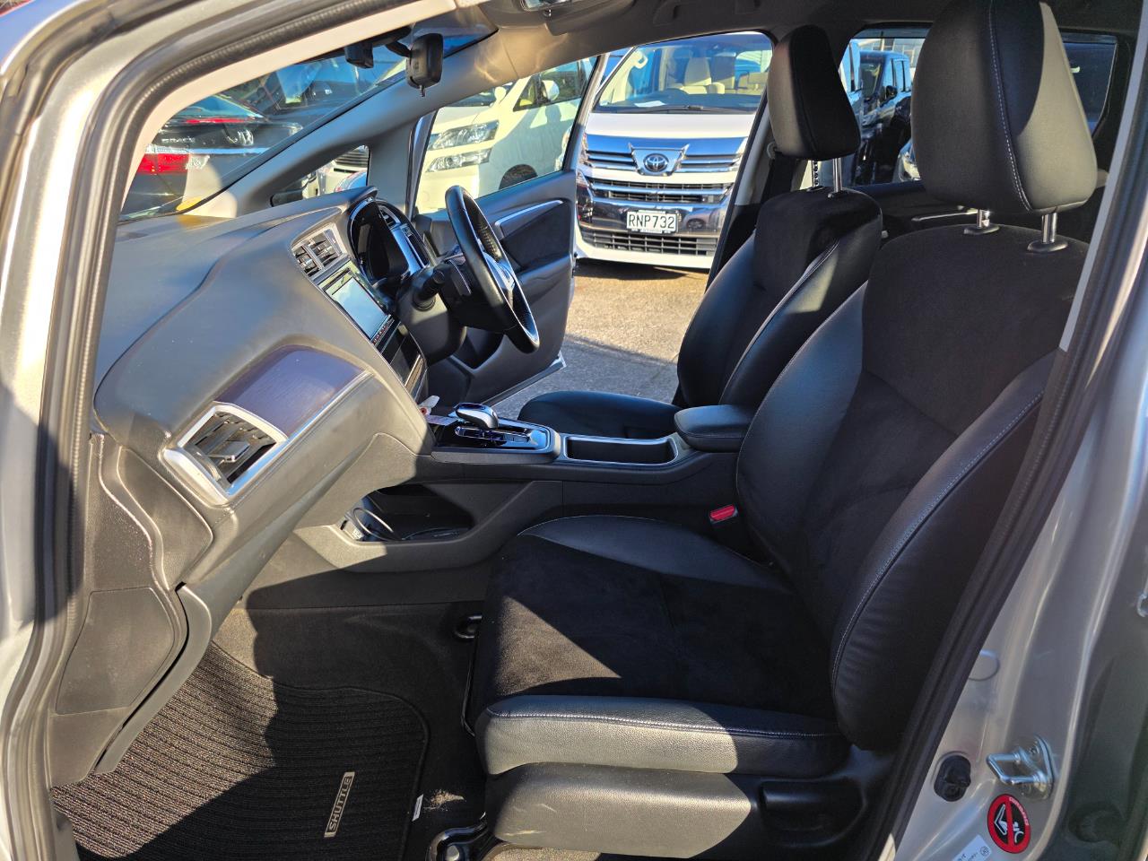 2015 Honda Fit Shuttle Hybrid X with Reversing Camera, Cruise Control Low Kms ! Carousel 7