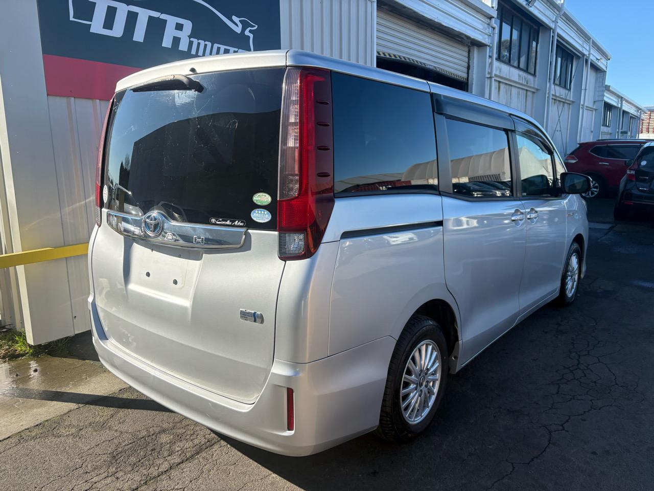 2015 Toyota Noah HYBRID G Carousel 11