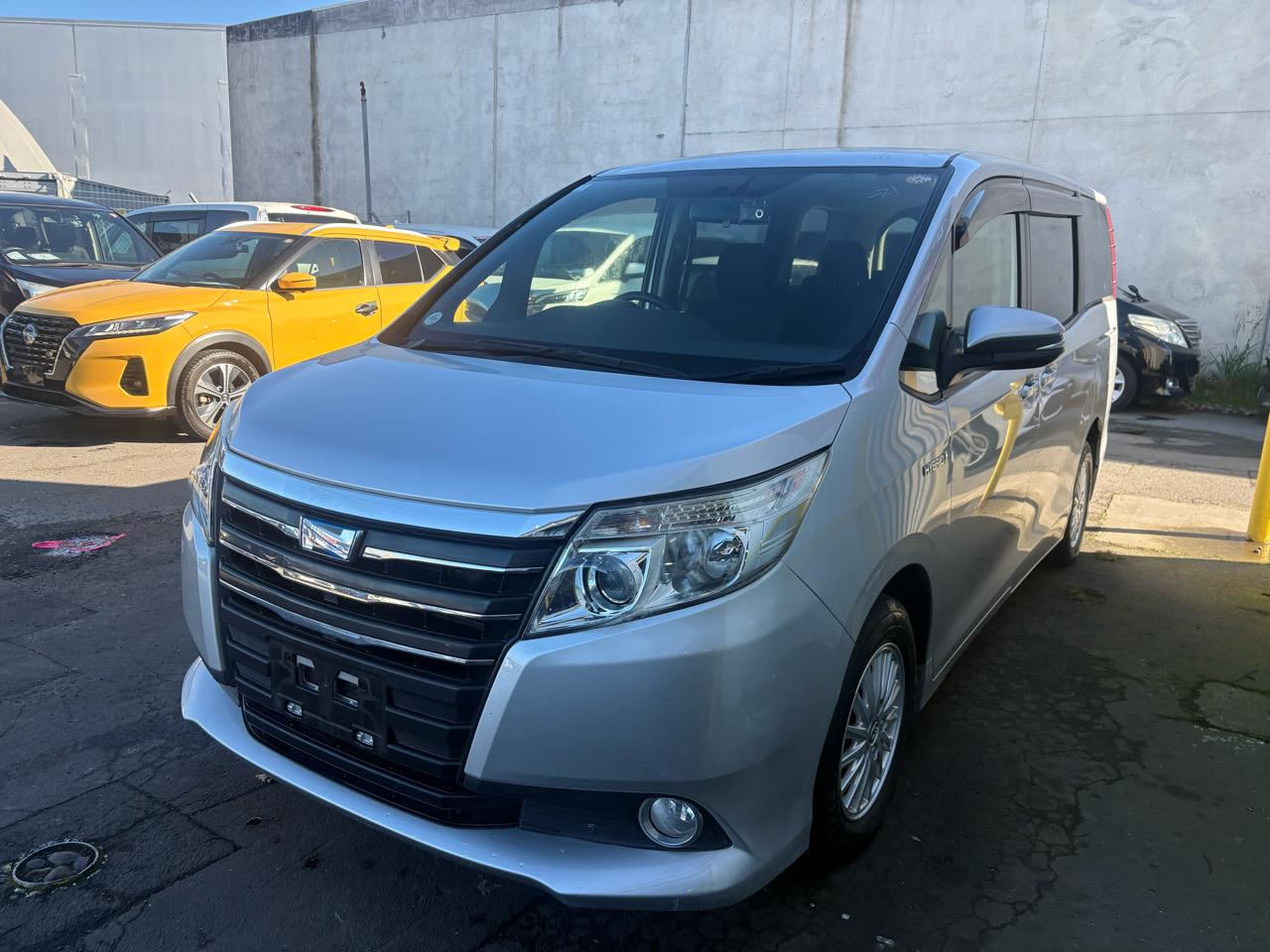 2015 Toyota Noah HYBRID G Carousel 8