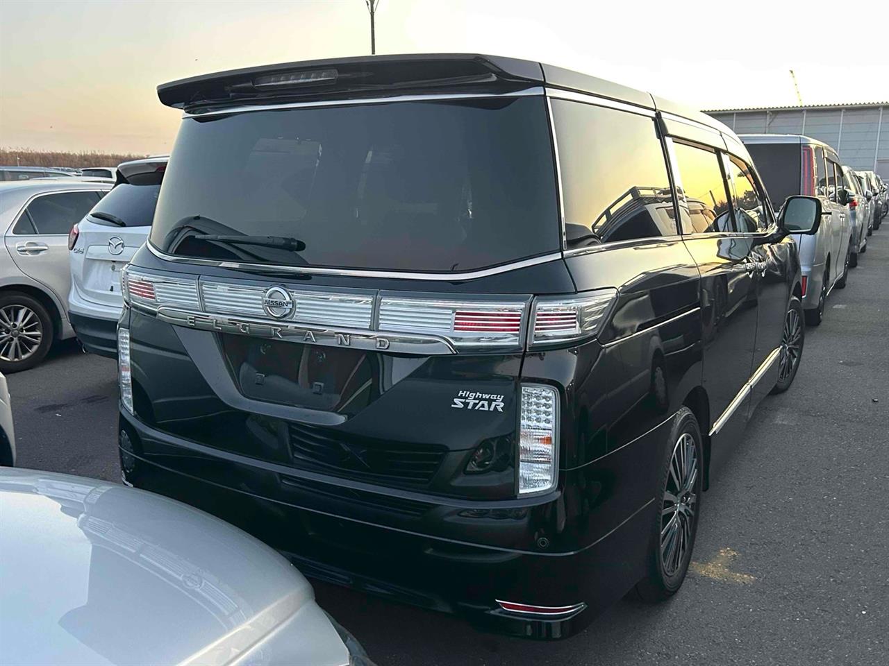 2015 Nissan ELGRAND 250 HIGHWAY STAR Carousel 1