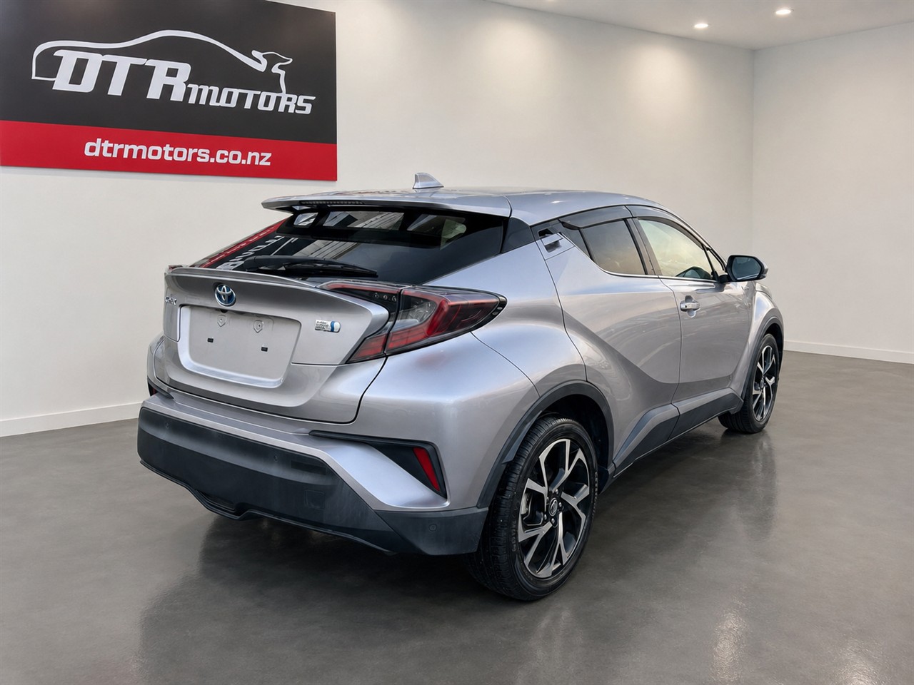 2017 Toyota C-HR G Model Carousel 12