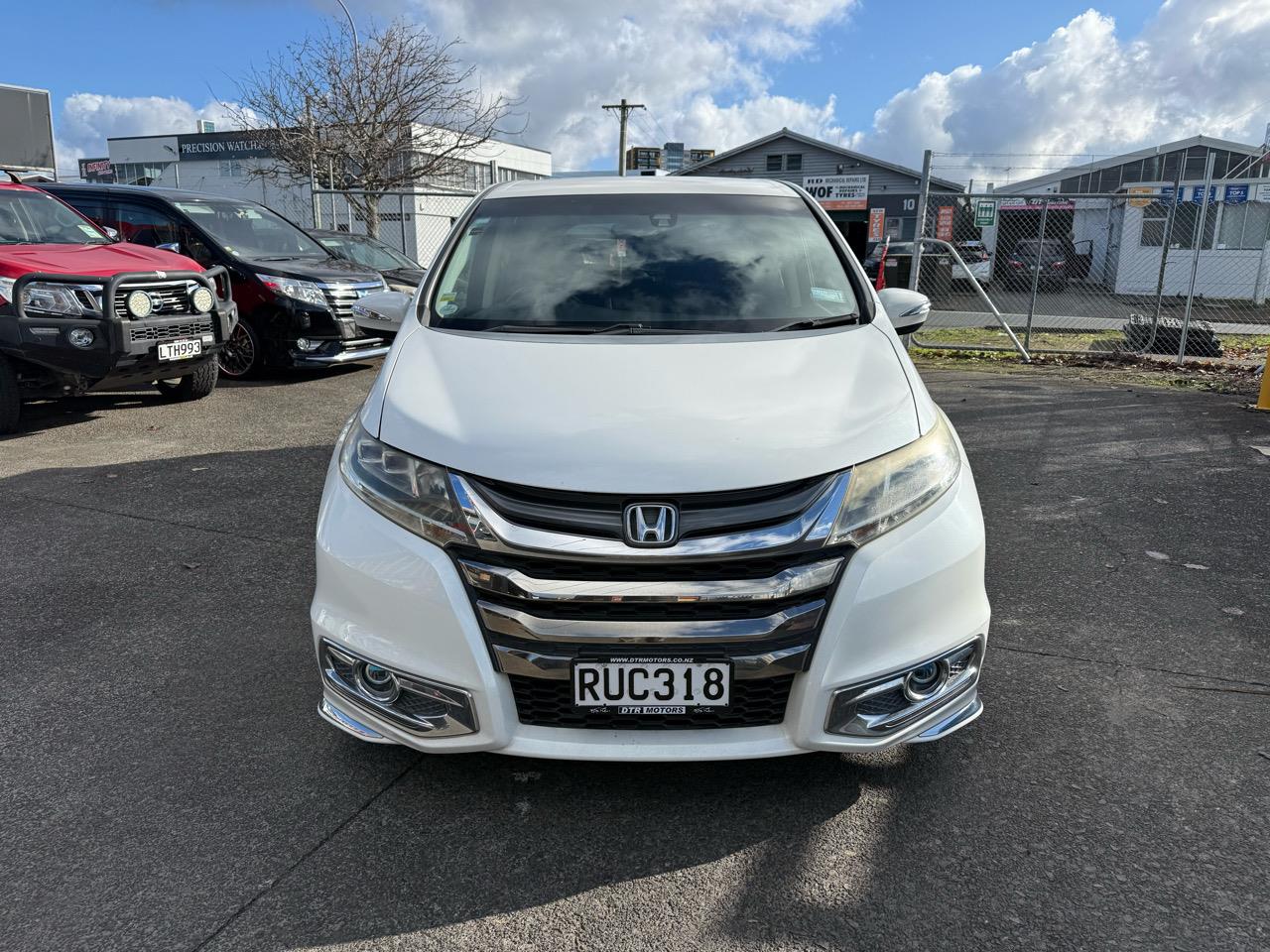 2014 Honda Odyssey Absolute 7 Seaters with Reversing Camera, Cruise Control, Half Leather Seats !