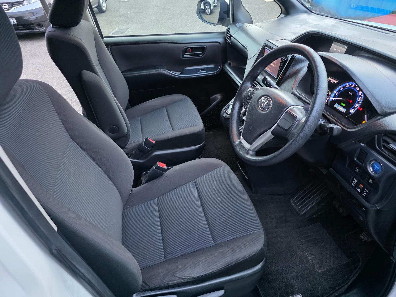 2014 Toyota Noah Hybrid 7 Seaters with Reversing Camera, Parking Sensors ! Carousel 6