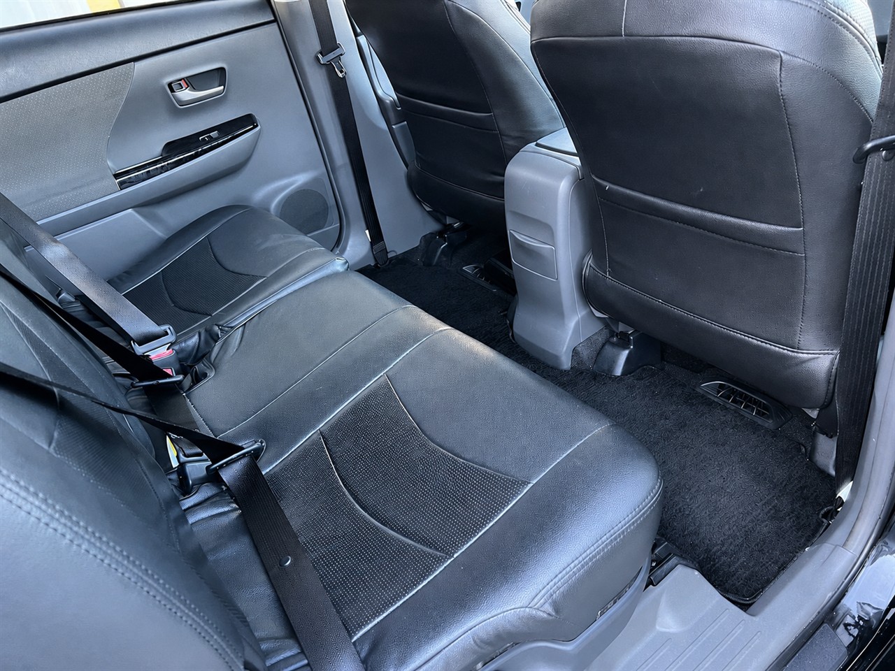 2012 Toyota Prius ALPHA S Carousel 6