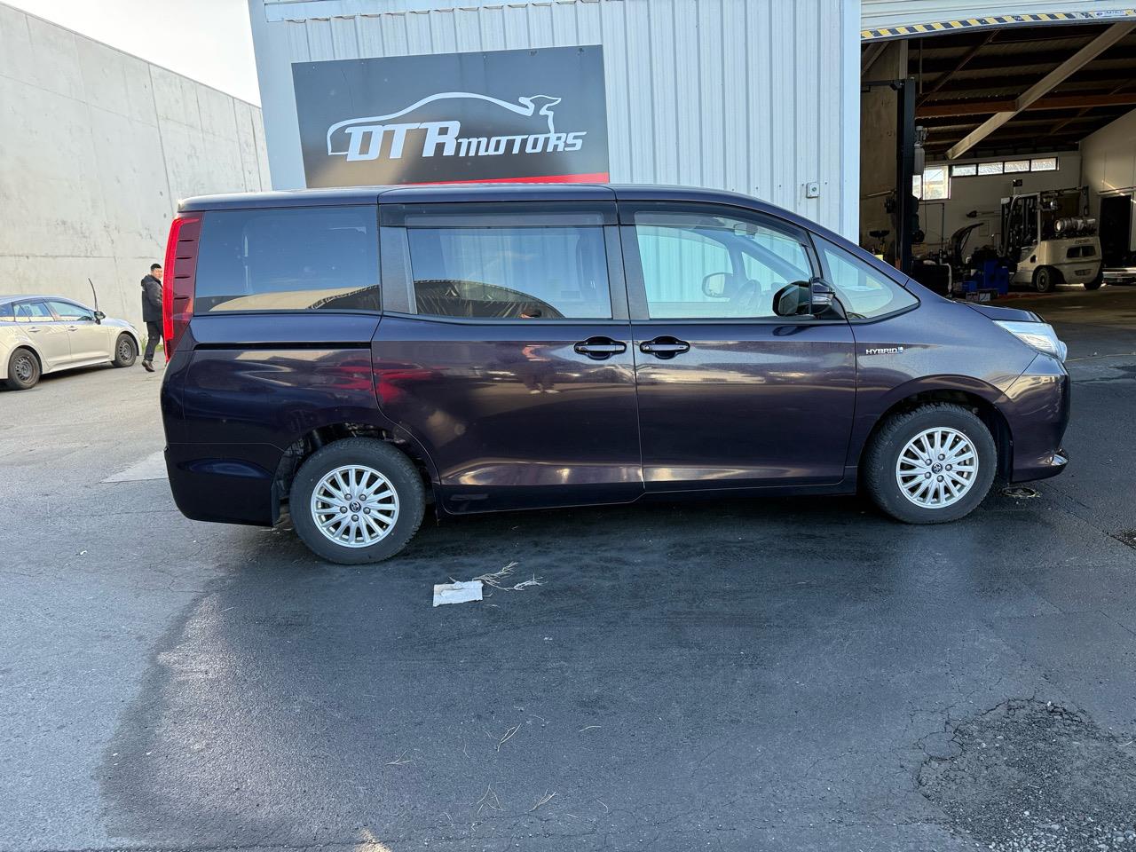 2015 Toyota Noah HYBRID X Carousel 13