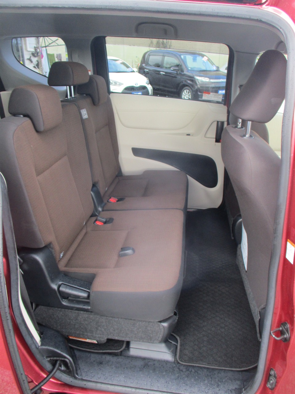 2016 Toyota Sienta Hybrid Carousel 3