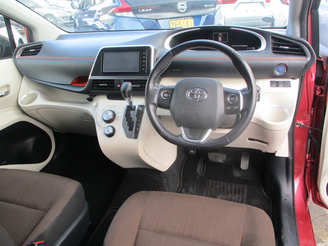 2016 Toyota Sienta Hybrid Carousel 4