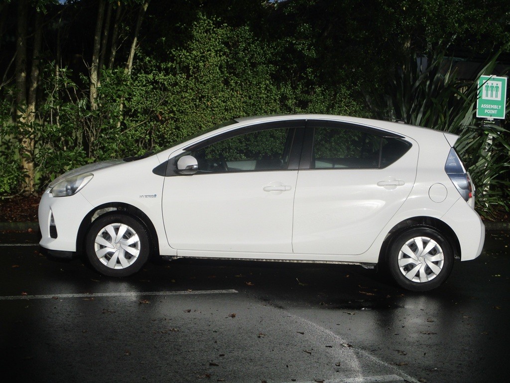 2013 Toyota Aqua Carousel 12