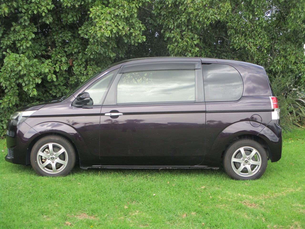 2015 Toyota Spade X Carousel 5