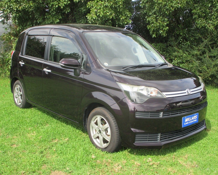 2016 Toyota Spade F Carousel 18