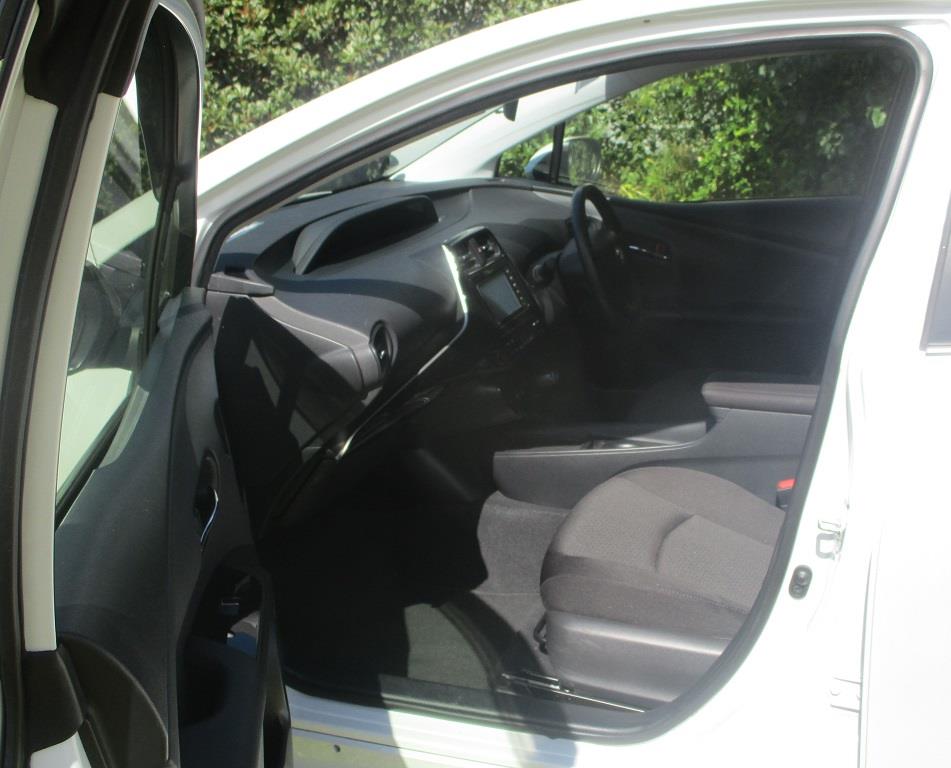 2021 Toyota Prius Carousel 6
