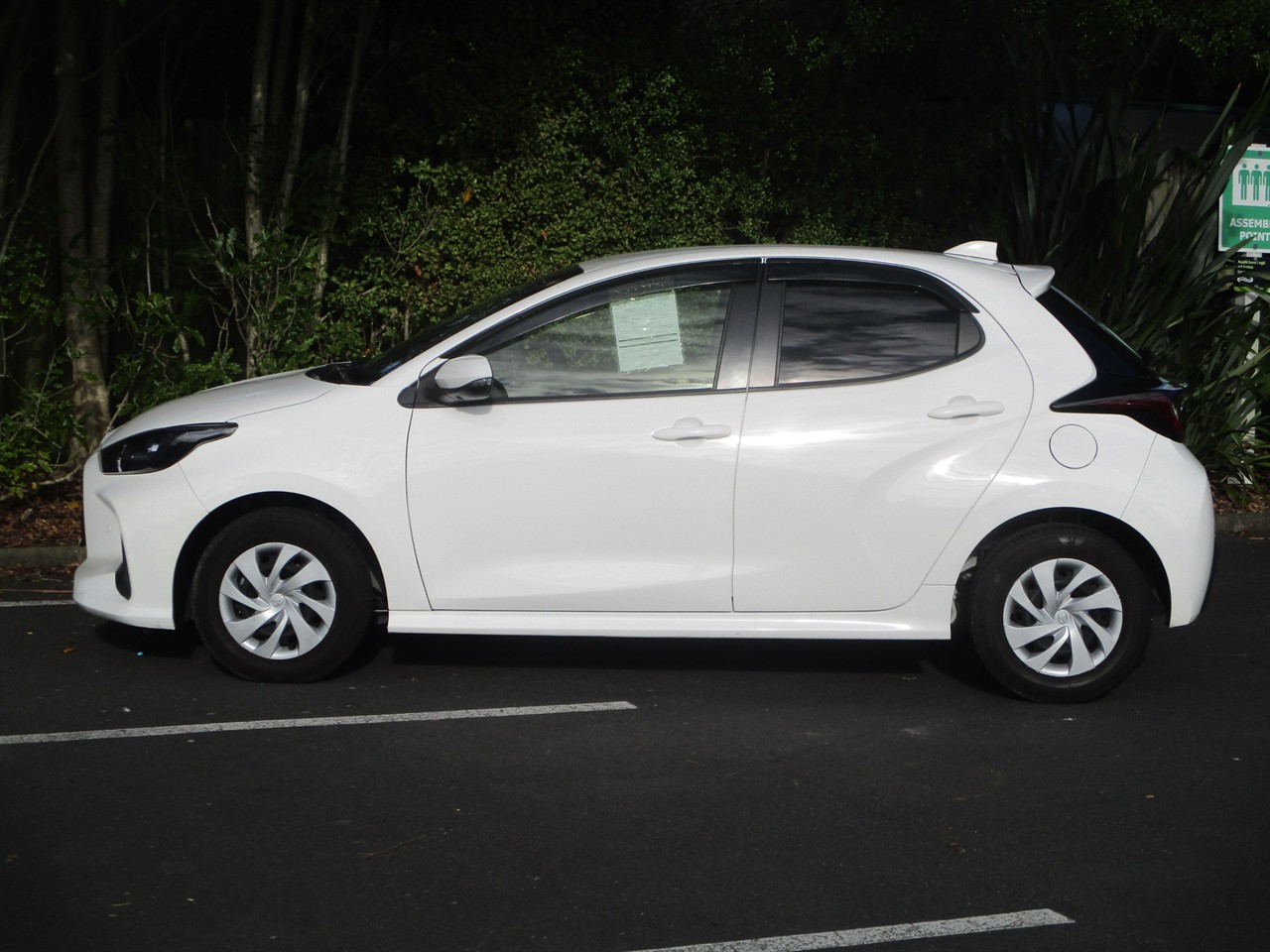 2021 Toyota Yaris Hybrid Carousel 13