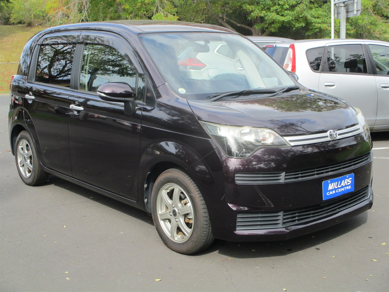 2016 Toyota Spade F Carousel 19
