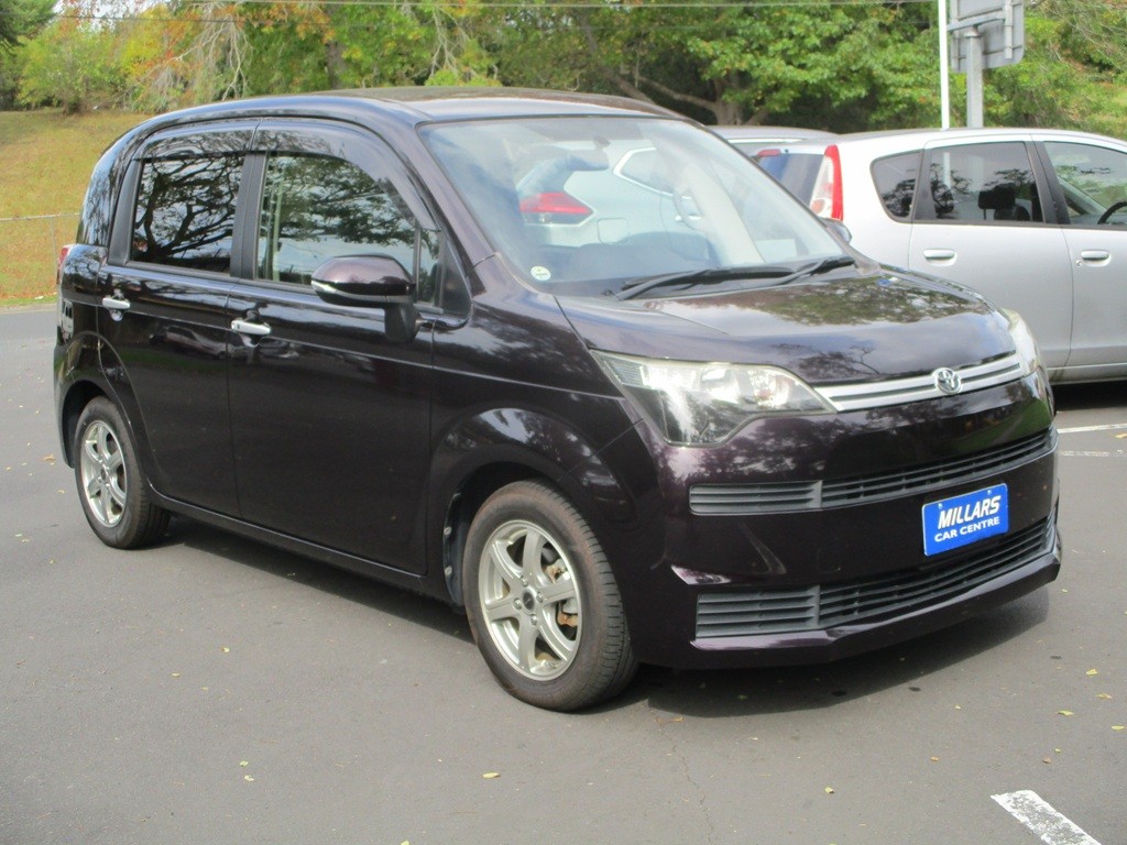 2016 Toyota Spade F Carousel 15