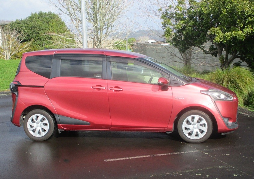 2016 Toyota Sienta Hybrid Carousel 15