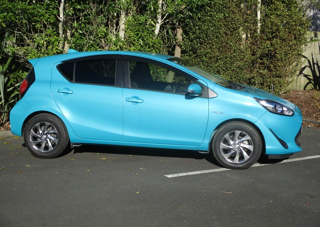 2017 Toyota Aqua G Carousel 11