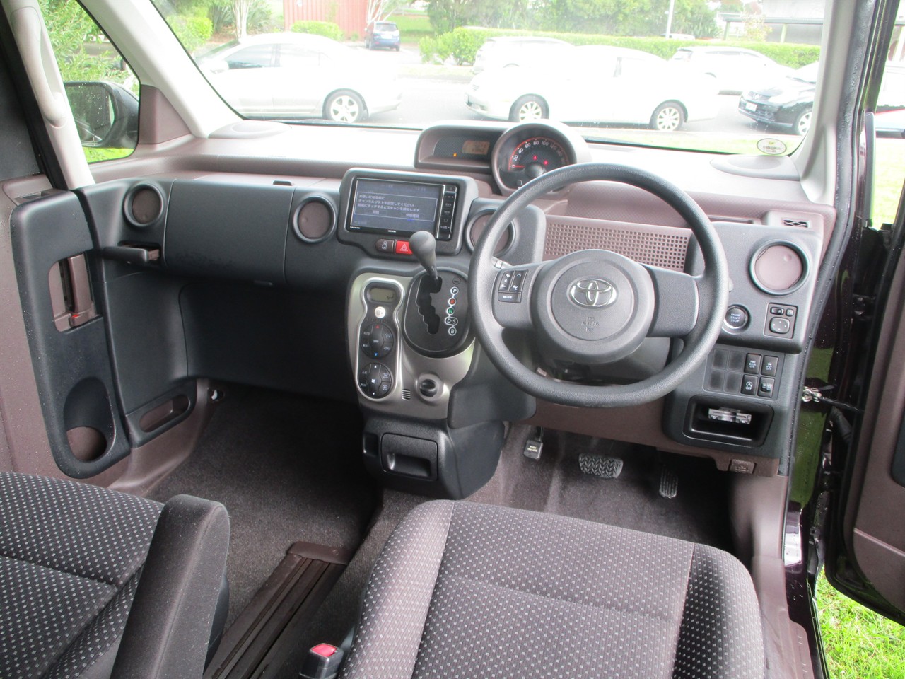 2016 Toyota Spade F Carousel 7