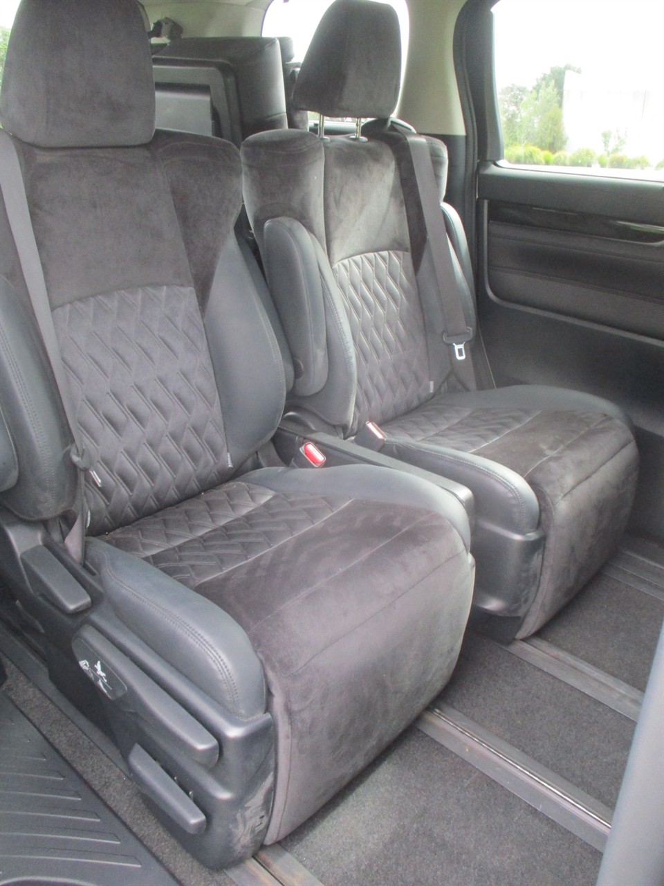 2015 Toyota Alphard Hybrid Carousel 7