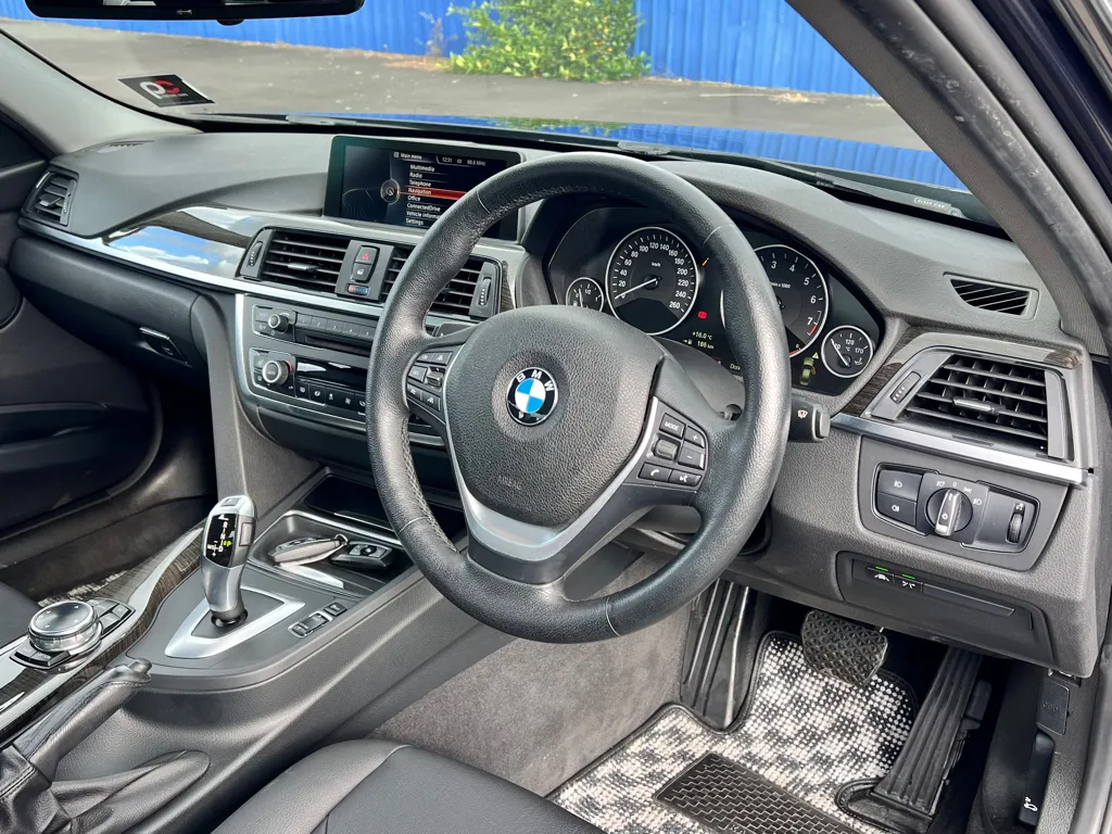 2014 Bmw 320i Luxury Line Carousel 1