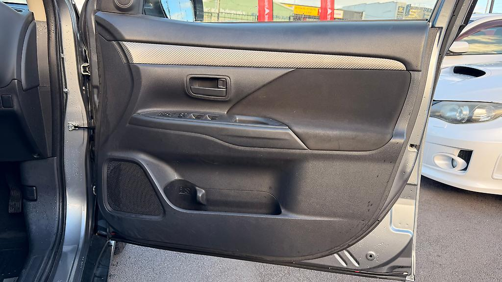 2014 Mitsubishi Outlander LS 2.0P Carousel 3