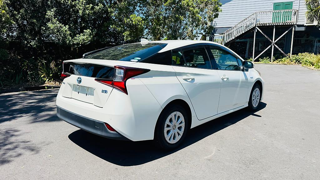 2019 Toyota Prius HYBRID Carousel 6
