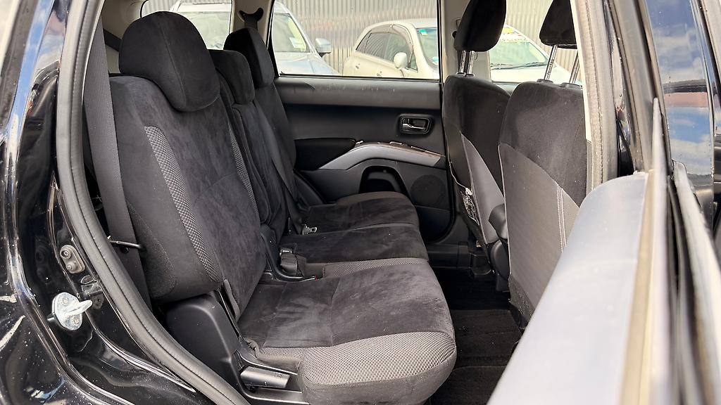 2011 Mitsubishi Outlander 7 Seater family SUV Carousel 2