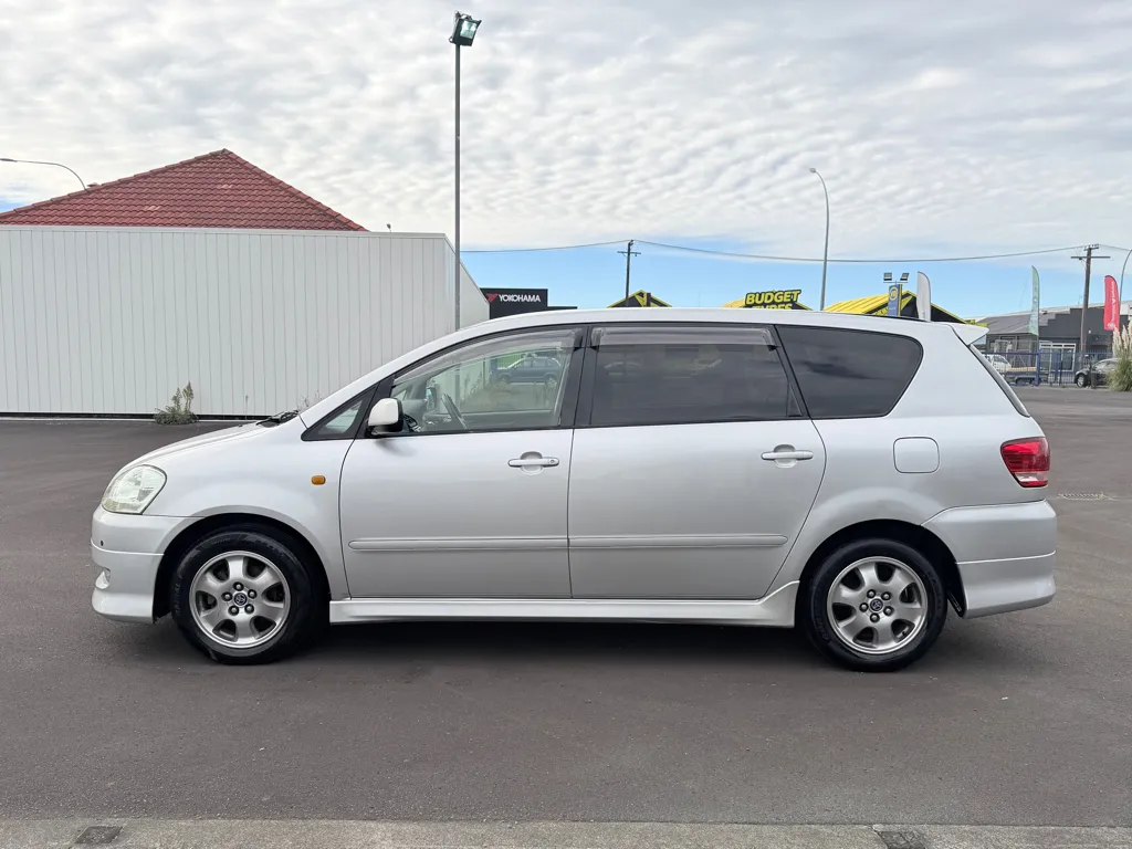 2002 Toyota Ipsum 240i 7Seater, 1Owner, Dark Interior, Low kms Carousel 3