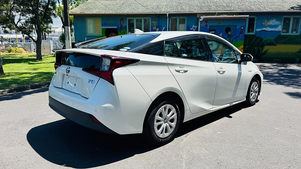 2019 Toyota Prius HYBRID Carousel 4