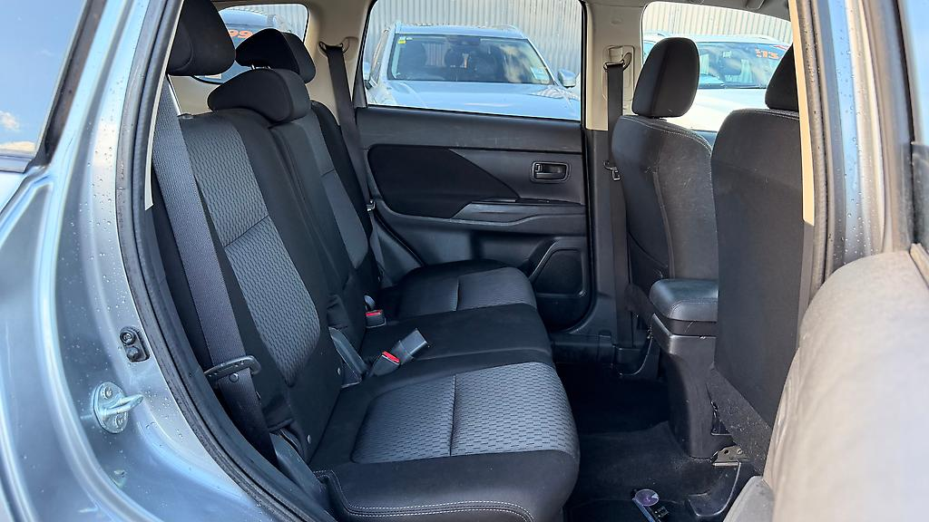 2014 Mitsubishi Outlander LS 2.0P Carousel 1