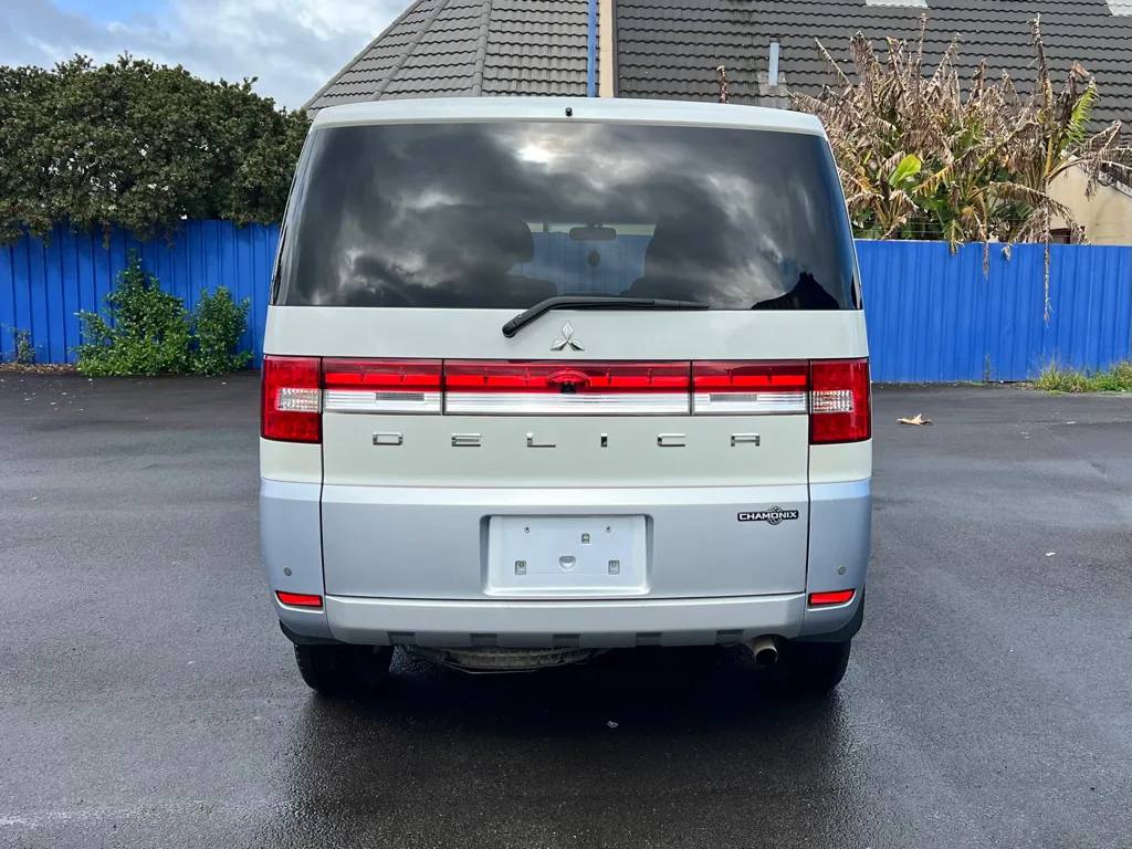 2010 Mitsubishi Delica D5 Carousel 5