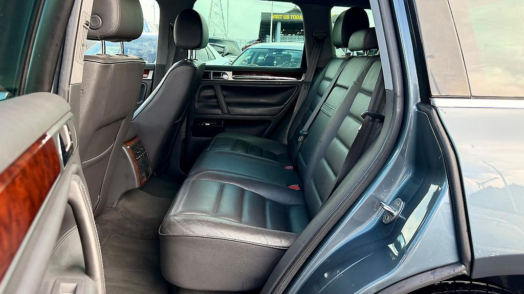 2004 Volkswagen Touareg V6 4WD Carousel 1