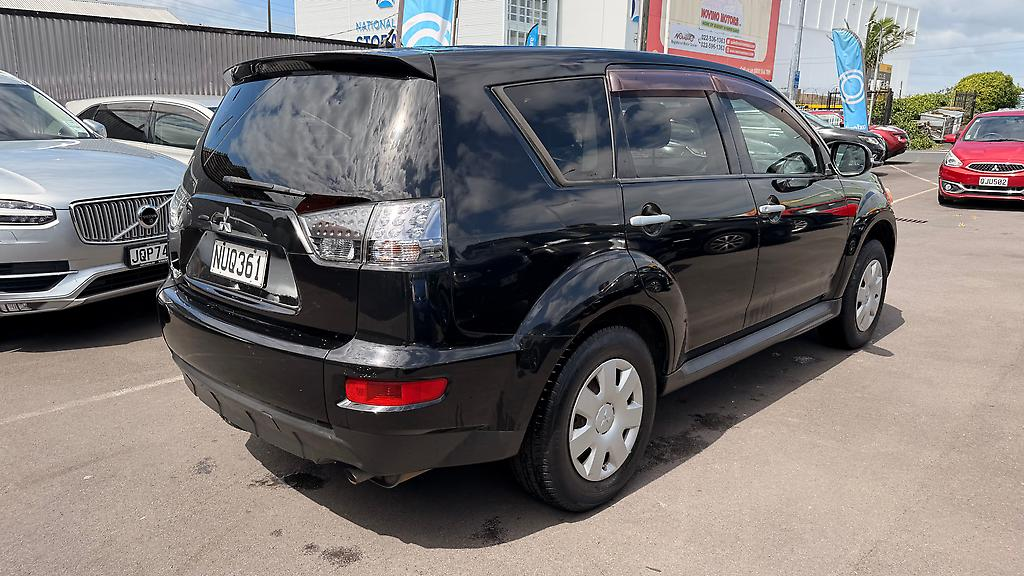 2011 Mitsubishi Outlander 7 Seater family SUV Carousel 5