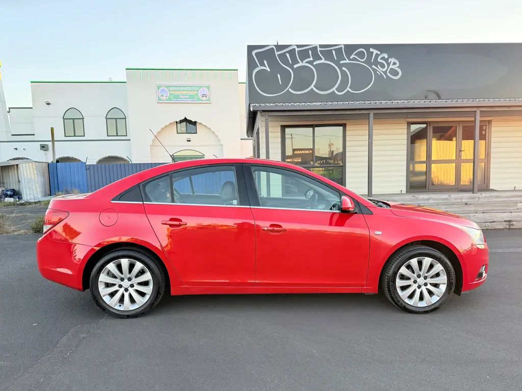 2011 Holden Cruze CDX (Top Spec) 1.8L Sedan, 1 Owner, Full History Carousel 3