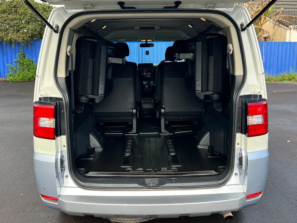 2010 Mitsubishi Delica D5 Carousel 3