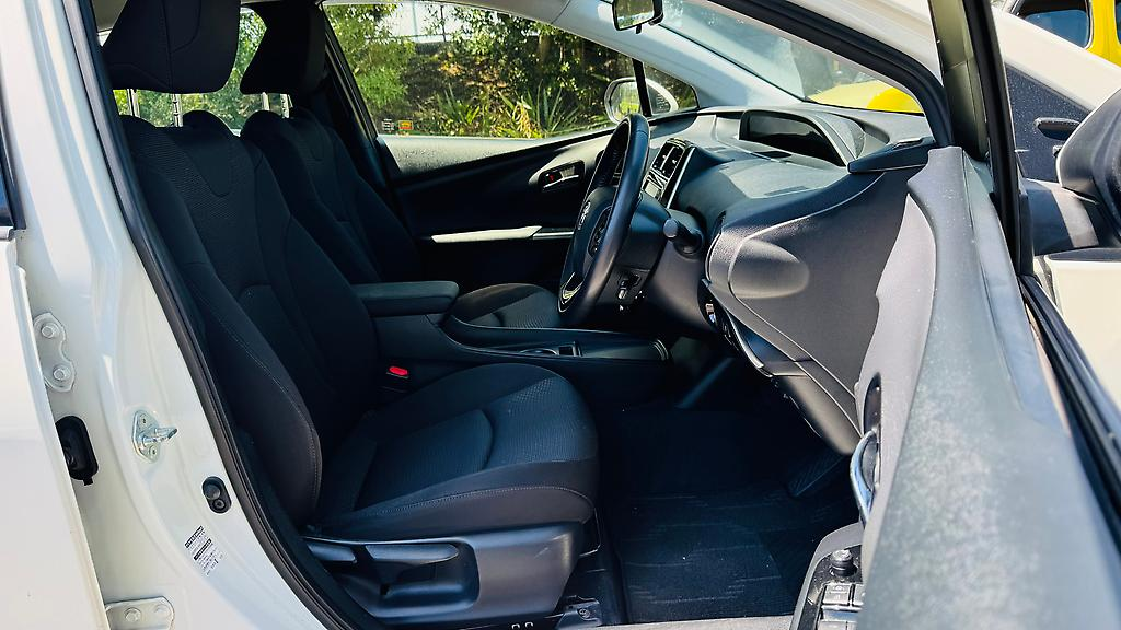 2019 Toyota Prius HYBRID Carousel 3