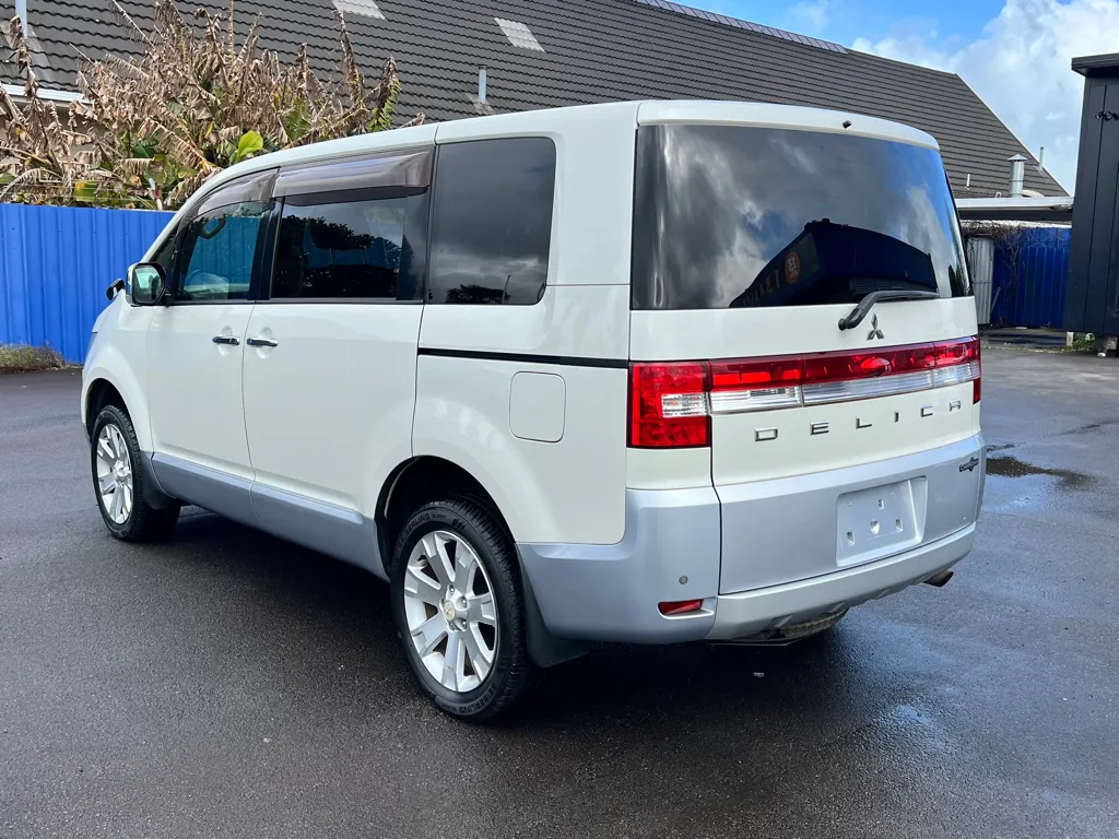 2010 Mitsubishi Delica D5 Carousel 6