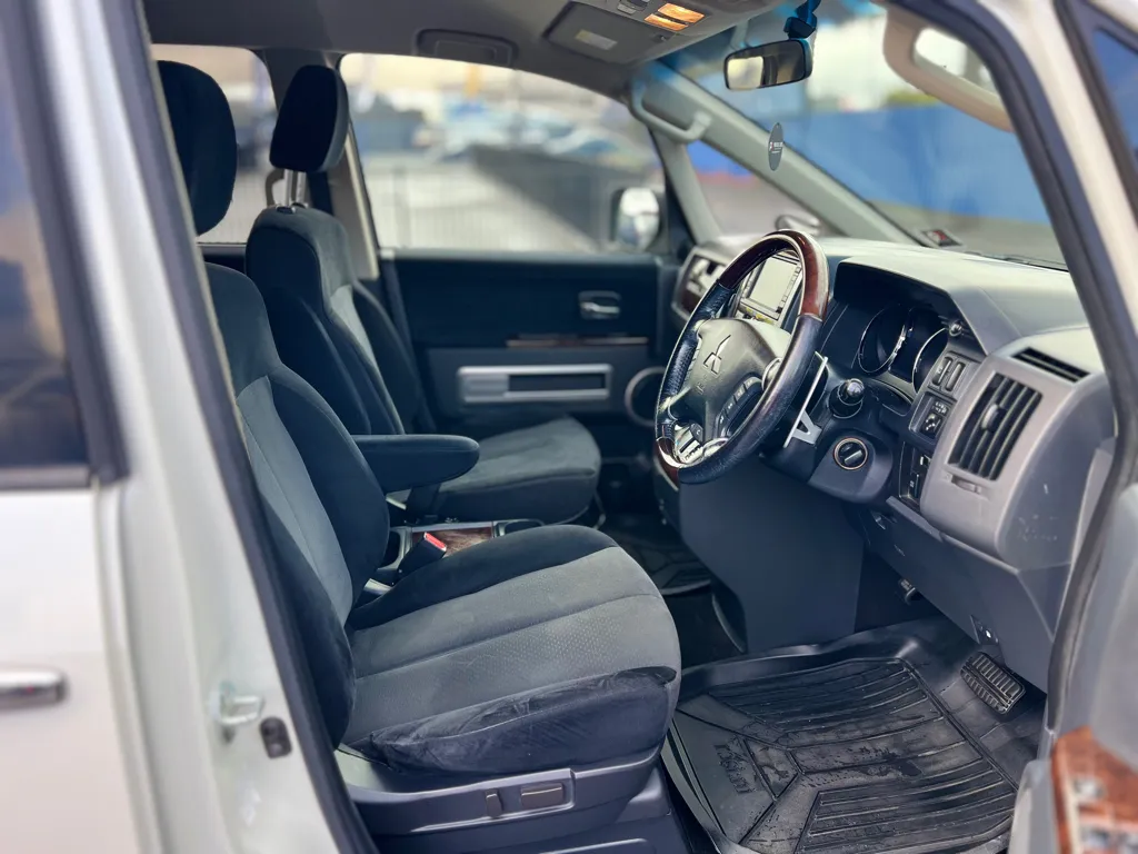 2010 Mitsubishi Delica D5 Carousel 1