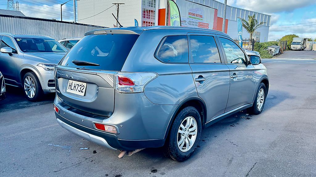 2014 Mitsubishi Outlander LS Carousel 5