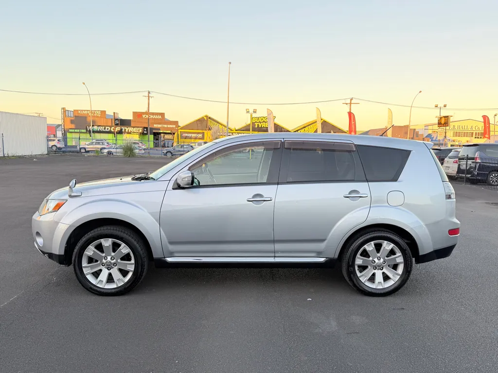2008 Mitsubishi Outlander 4WD, V6 Executive, Great Family Car, 5 Seater Carousel 2