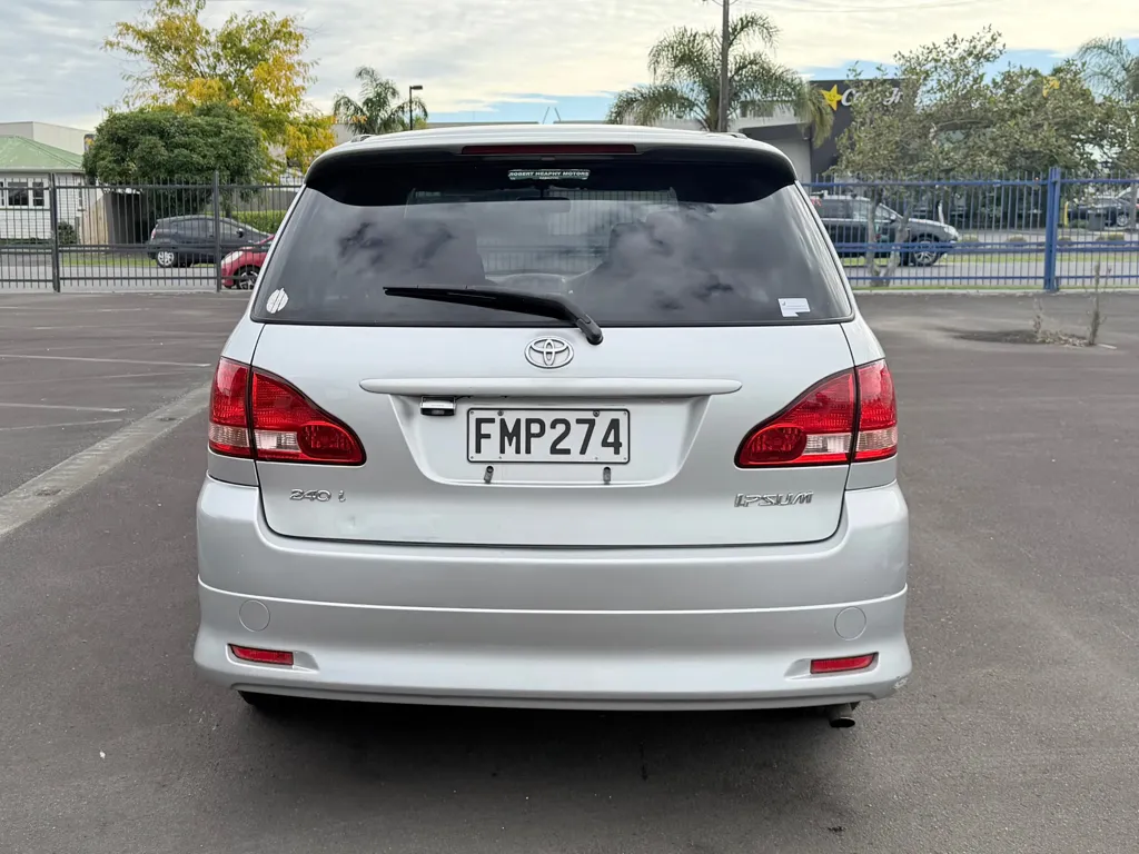 2002 Toyota Ipsum 240i 7Seater, 1Owner, Dark Interior, Low kms Carousel 5