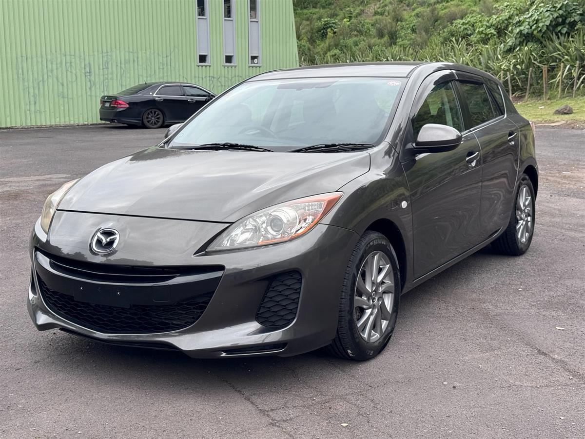 2012 Mazda Axela Super Low Kms/ Dark Interior Carousel 2