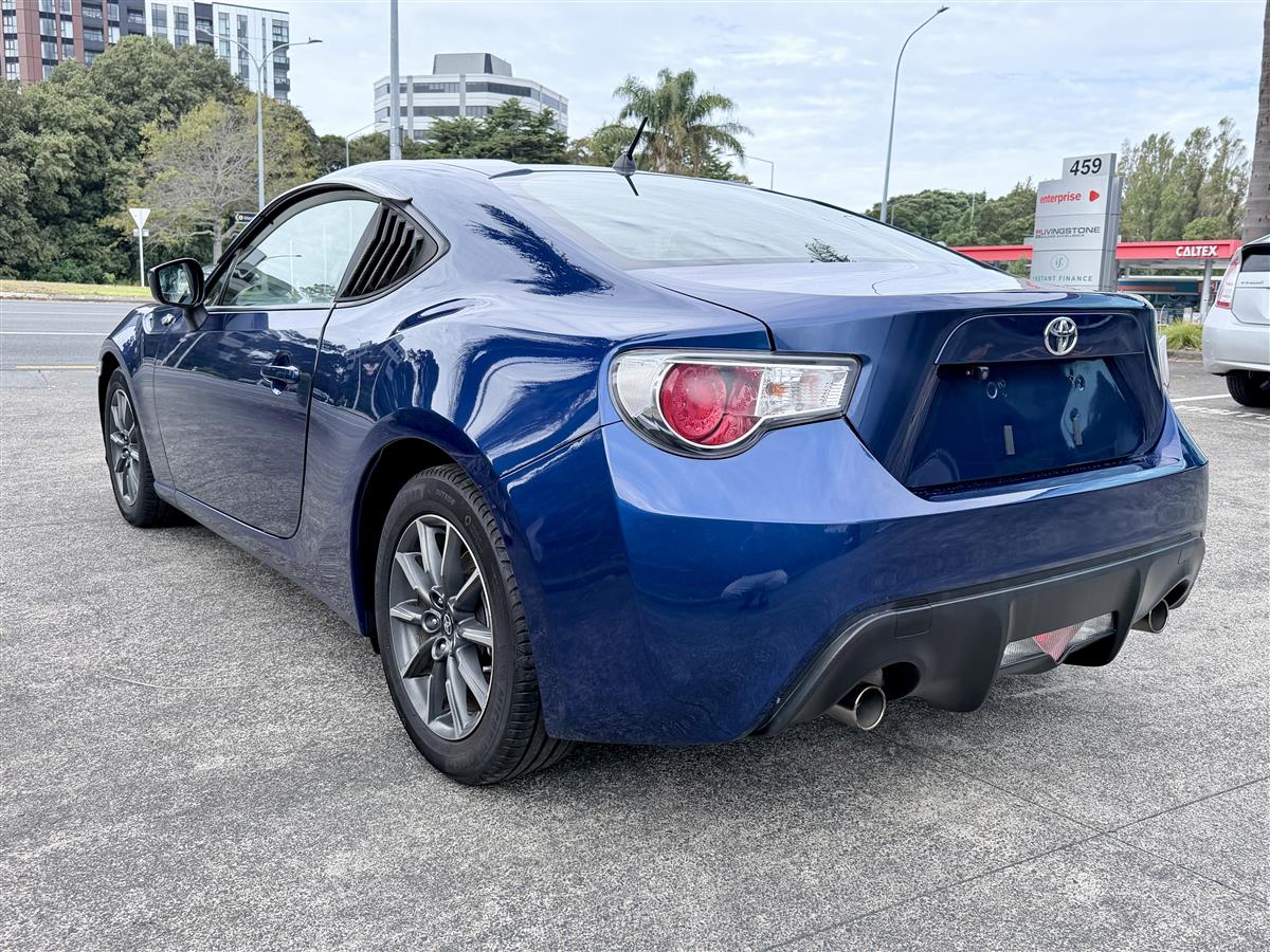 2014 Toyota 86 Low KM Sports Coupe – Fun to Drive Carousel 4