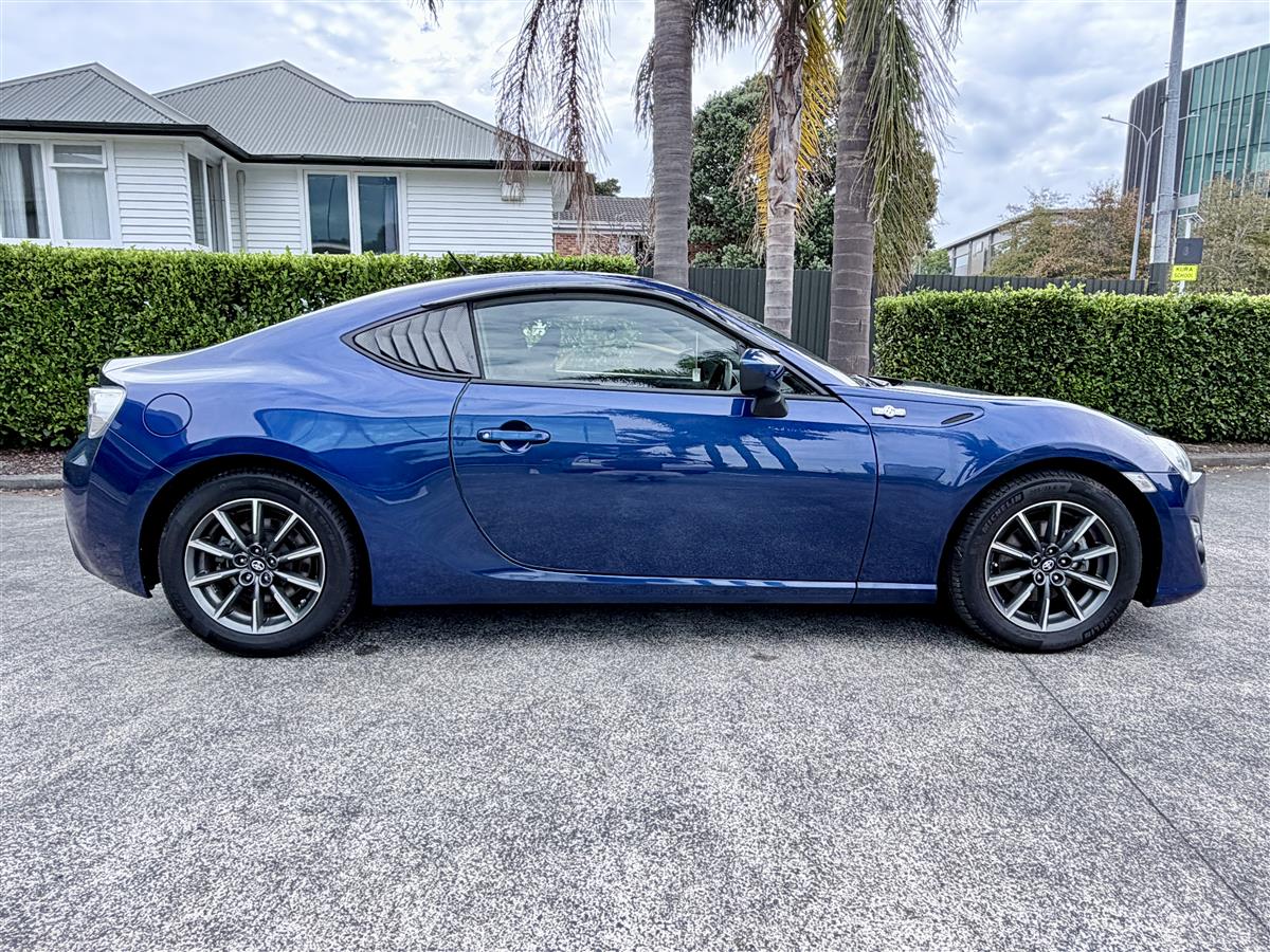 2014 Toyota 86 Low KM Sports Coupe – Fun to Drive Carousel 3