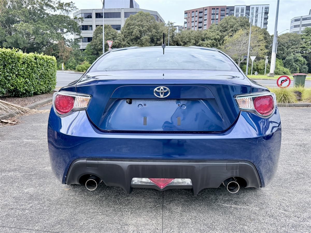 2014 Toyota 86 Low KM Sports Coupe – Fun to Drive Carousel 5