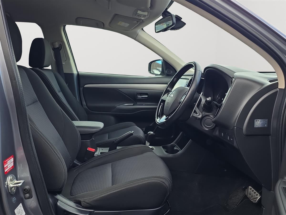 2015 Mitsubishi Outlander 7 Seater, Adaptive Cruise Carousel 12