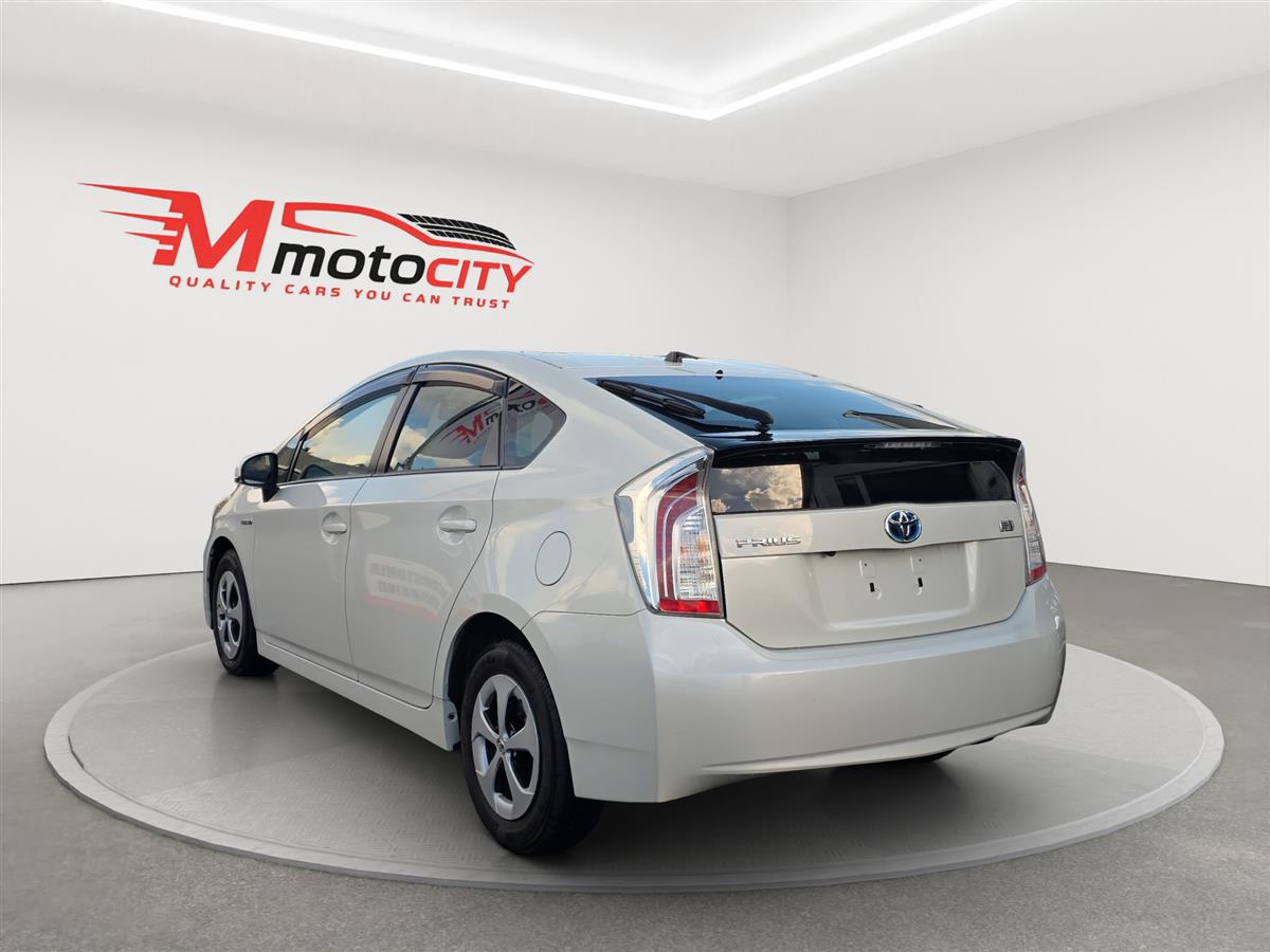 2015 Toyota Prius HYBRID S, dark Interior Carousel 4