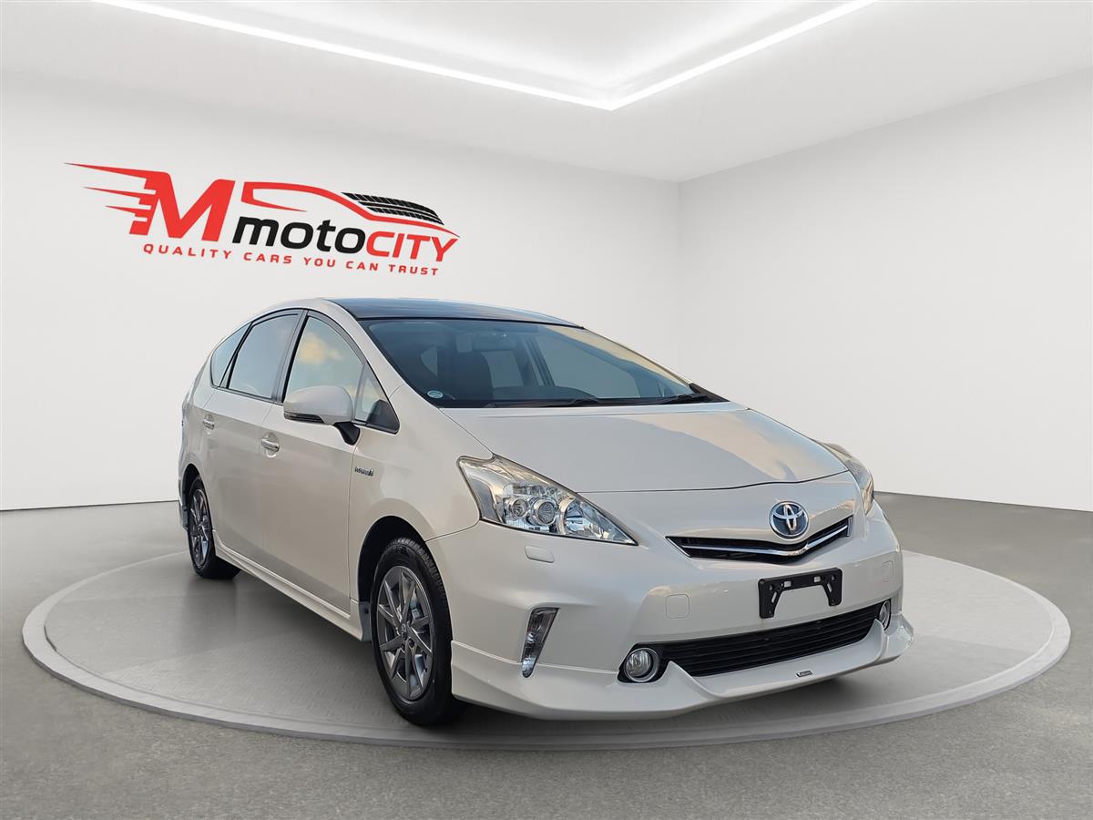 2014 Toyota Prius Alpha S, Panoramic dual roof