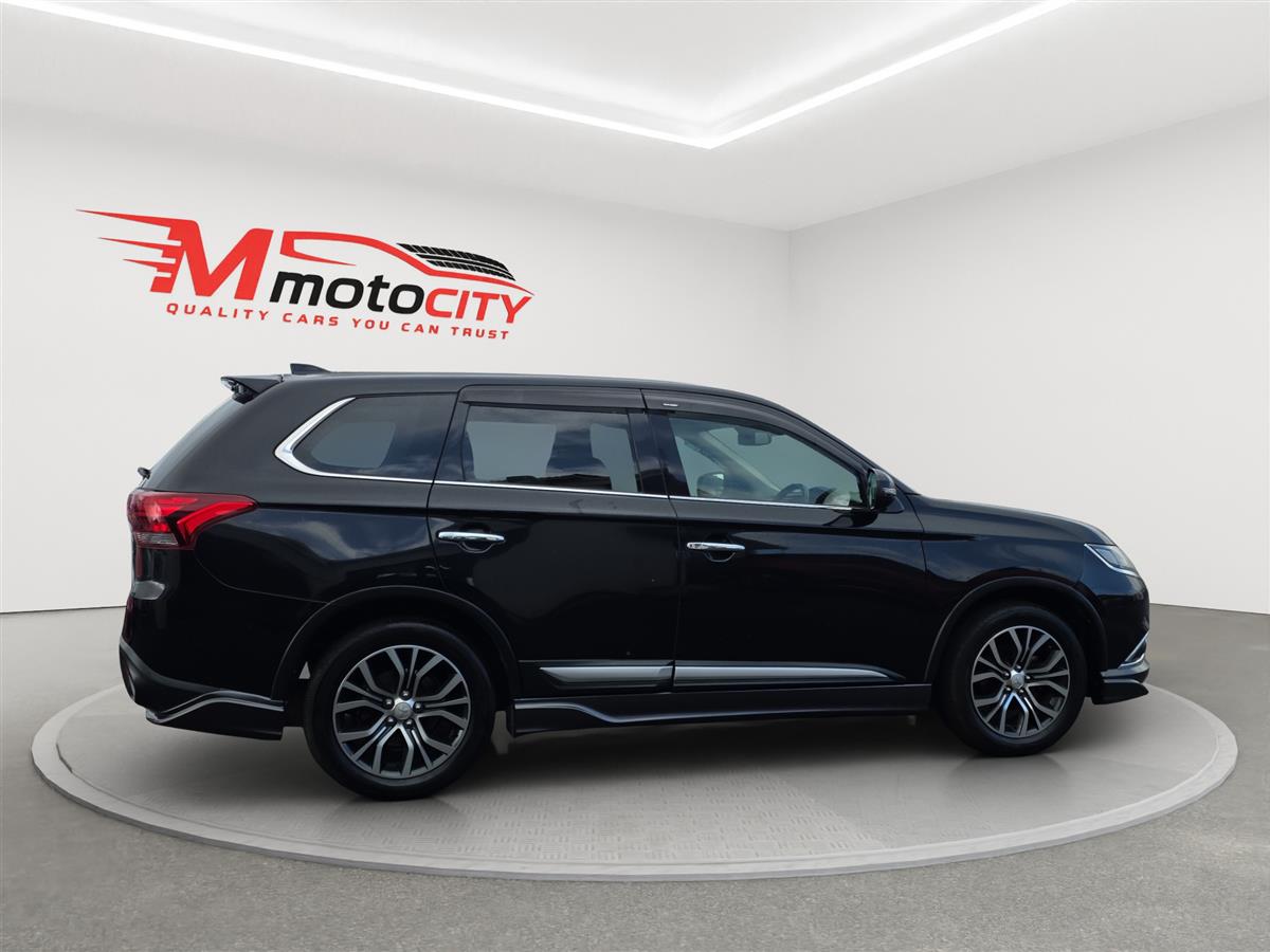2017 Mitsubishi Outlander 7 Seats, 2.4 G Navi Package Carousel 1
